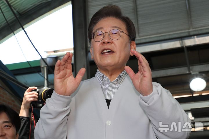 [서울=뉴시스] 조성봉 기자 = 민심을 청취하는 '경청 투어'에 나선 이재명 더불어민주당 대선후보가 7일 전북 임실군 임실전통시장에서 즉흥 연설을 하고 있다.(공동취재).2025.05.07.photo@newsi