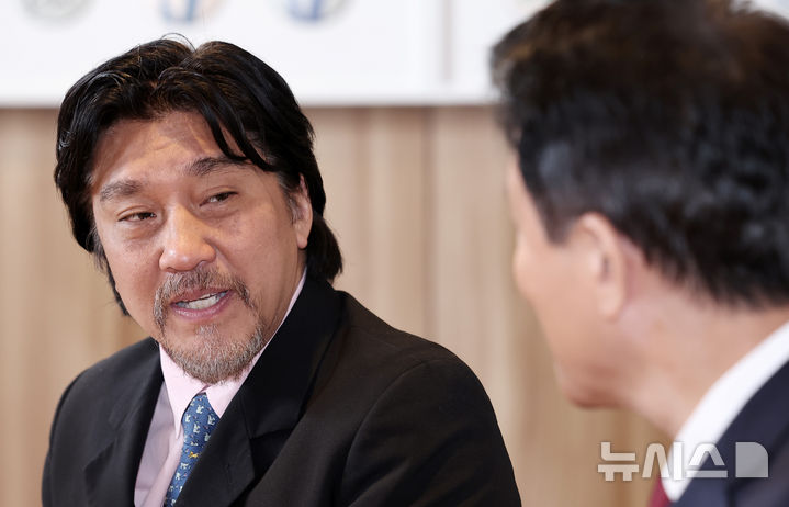 [서울=뉴시스] 정병혁 기자 = 서울시 홍보대사로 위촉된 에드워드 리 셰프가 7일 서울 중구 서울시청 집무실에서 열린 위촉식에서 오세훈 서울시장과 대화하고 있다.(공동취재) 2025.05.07.photo@news