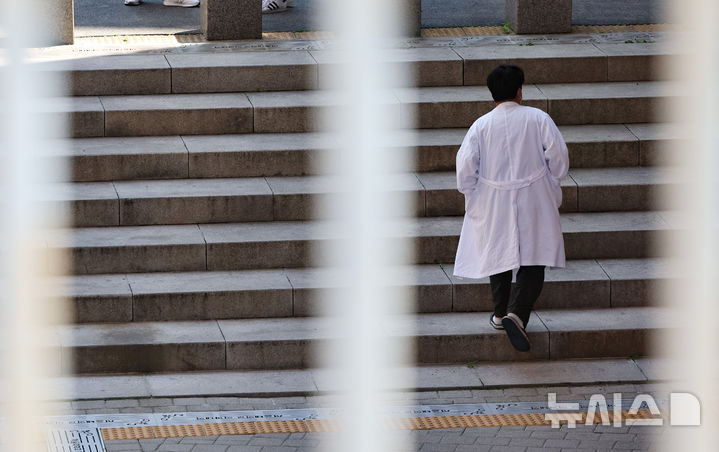 [서울=뉴시스] 황준선 기자 = 7일 서울 시내 한 의과대학 모습.2025.05.07.
