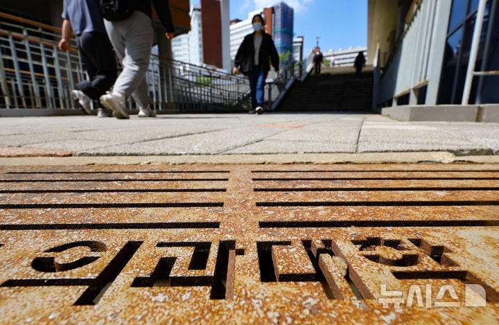 [서울=뉴시스] 황준선 기자 = 교육부와 각 의대가 제시한 미복귀 의대생에 대한 유급·제적 처분 확정일인 7일 서울 시내 한 의과대학에서 시민들이 이동하고 있다.수업 참여 의사를 밝히지 않은 의대생들의 유급이 확정될