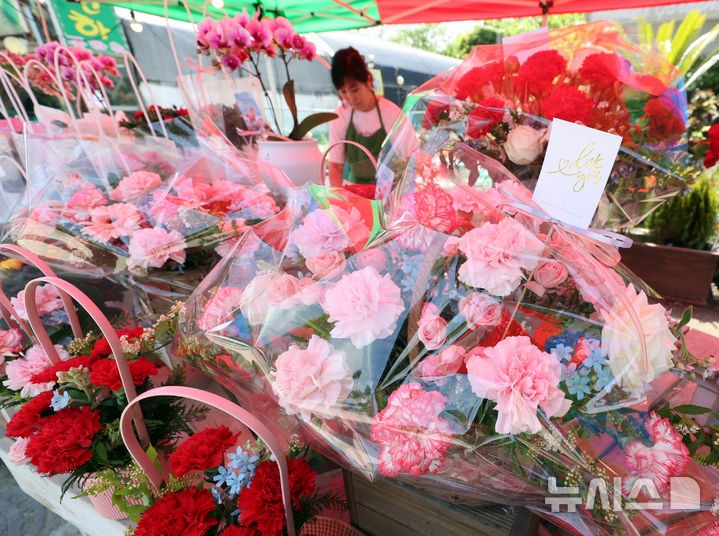 '<b>어버이날</b>' <b>카네이션</b> 준비하세요