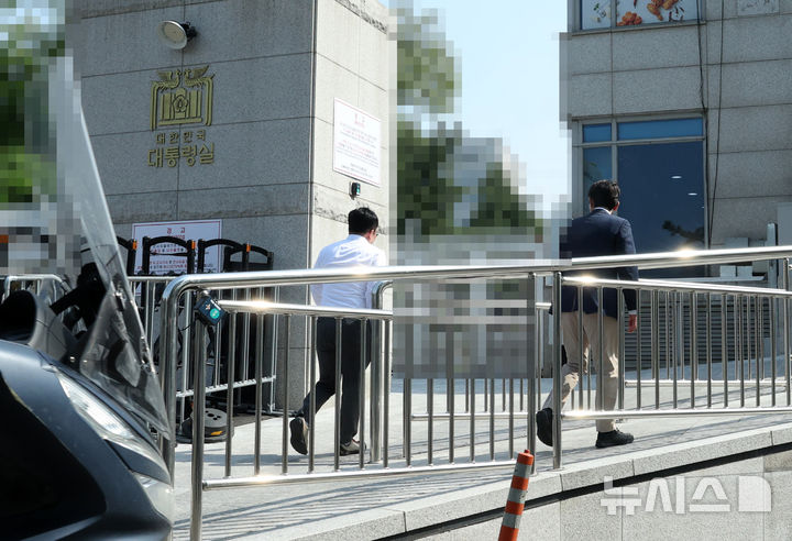 [서울=뉴시스] 고범준 기자 = 고위공직자범죄수사처(공수처) 관계자들이 해병대 채상병 사망 의혹 사건과 관련 국가안보실과 대통령 비서실을 압수수색 중인 7일 서울 용산 대통령실 청사 민원실 출입구를 드나들고 있다.