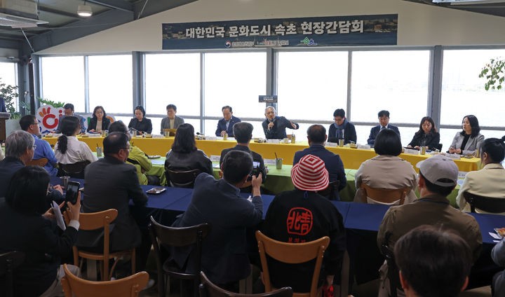 [서울=뉴시스] 홍효식 기자 = 유인촌 문화체육관광부 장관이 7일 대한민국 문화도시 강원도 속초를 찾아 칠성조선소에서 대한민국 문화도시 간담회를 하고 있다.(사진=문화체육관광부 제공) 2025.05.07.phot