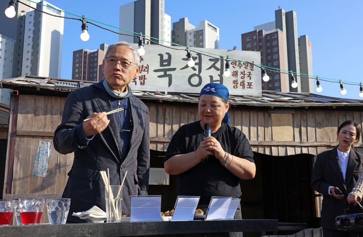 [서울=뉴시스] 홍효식 기자 = 유인촌 문화체육관광부 장관이 7일 대한민국 문화도시 강원도 속초를 찾아 여행자플랫폼 덕장에서 지역음식문화를 체험하고 있다.(사진=문화체육관광부 제공) 2025.05.07.photo