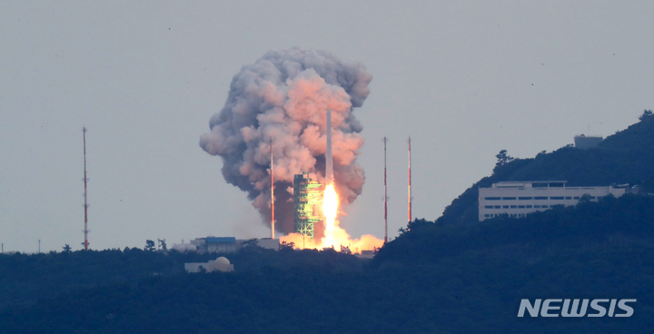 [여수=뉴시스] 김선웅 기자 = 25일 전남 여수시 낭도에서 바라본 고흥 나로우주센터 발사대에서 한국형 우주 발사체 누리호(KSLV-Ⅱ)가 발사돼 우주로 날아오르고 있다.지난 24일 통신문제로 예정된 발사가 하루 