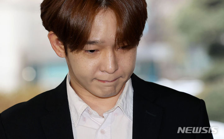 [서울=뉴시스] 홍효식 기자 = 가수 남태현이 18일 오전 서울 마포구 서울서부지방법원에서 열리는 선고 공판에 출석하며 취재진 질문을 듣고 있다. 2024.01.18. yesphoto@newsis.com