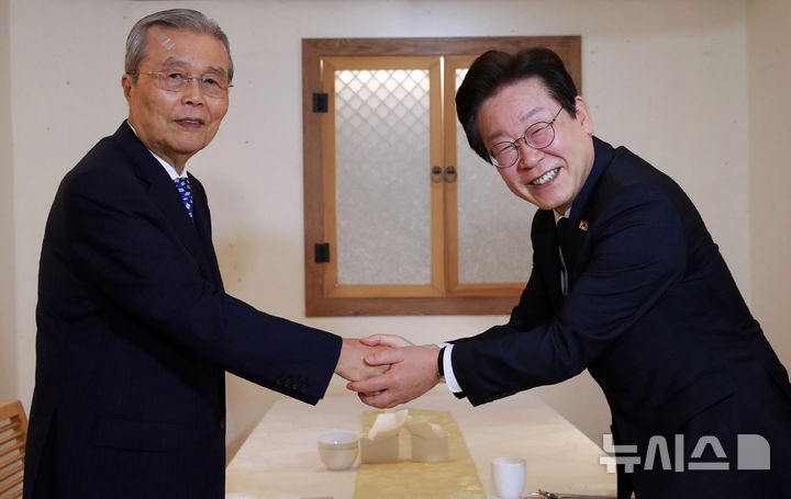 <b>이재명</b>, <b>김종인</b>에 조언 구해…金 "국민 안심시키는 것이 중요"