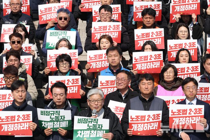 [서울=뉴시스] 조성봉 기자 = 남재영 노조법2·3조개정운동본부 공동대표가 지난 3월 6일 오전 서울 여의도 국회 본청 계단에서 열린 노조법 2·3조 개정안 발의 야5당·노동·시민사회기자회견에서 발언을 하고 있다.