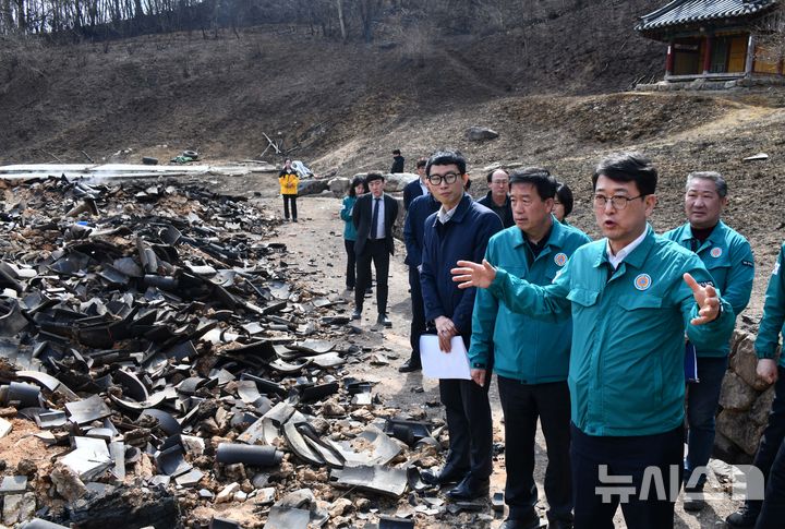 [서울=뉴시스] 최응천 국가유산청장이 3일 오후 산불로 전소된 경북 안동 용담사 금정암 화엄강당을 살펴보고 있다.(사진=국가유산청 제공) 2025.04.03.*재판매 및 DB 금지