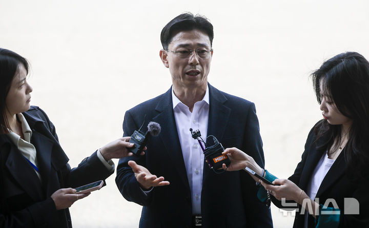 [과천=뉴시스] 정병혁 기자 = 임성근 전 해병대 1사단장이 해병대 채 상병 순직 사건에 대한 외압 의혹 수사관련 포렌식 참관을 위해 23일 경기 과천시 고위공직자범죄수사처(공수처)로 출석하기에 앞서 취재진 앞에서