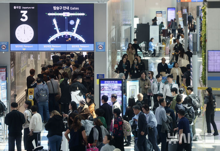 [인천공항=뉴시스] 김명년 기자 = '황금연휴'를 앞둔 29일 오전 인천국제공항 제1여객터미널 출국장에서 여행객들이 이동하고 있다.5월 황금연휴 동안 김포와 제주 등 전국 14개 공항을 이용하는 여객이 140만명으