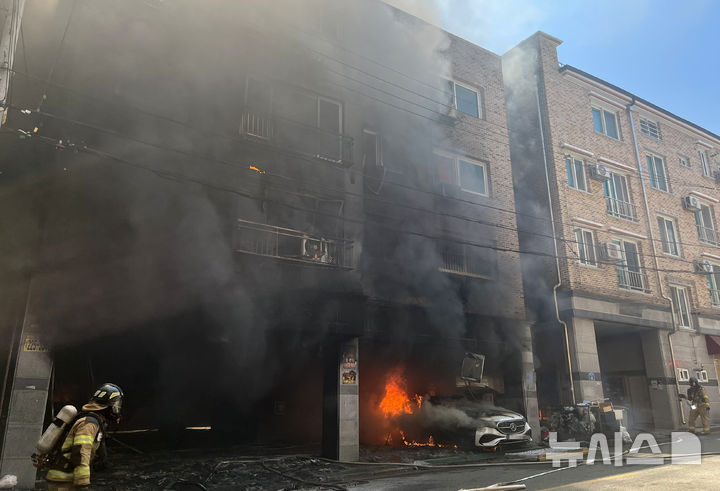 [전주=뉴시스] 김얼 기자 = 29일 전북 전주시 완산구에 위치한 한 빌라 건물 주차장의 차량에서 원인이 밝혀지지 않은 화재가 발생해 불길이 치솟아 오르고 있다.2025.04.29.