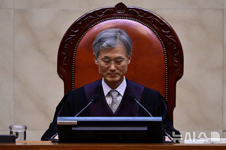 [서울=뉴시스] 사진공동취재단 = 조희대 대법원장이 1일 오후 서울 서초구 대법원 대법정에서 이재명 더불어민주당 대선 후보의 공직선거법 위반 사건 상고심 선고를 준비하며 생각에 잠겨 있다.2025.05.01.ph