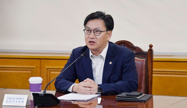 [서울=뉴시스] 김범석 부총리 겸 기획재정부 장관 직무대행이 2일 오전 서울 중구 은행회관에서 '거시경제·금융현안 간담회'를 주재하고 있다.(사진=기획재정부 제공) 2025.05.02.