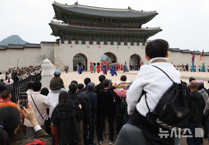[서울=뉴시스] 조수정 기자 = 103주년 어린이날인 5일 서울 종로구 경복궁 광화문 월대에서 어린이와 가족,<a href=