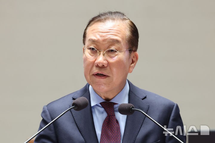 <b>권영세</b>, 김문수 <b>단일화</b>안에 "현실적으로 불가능"