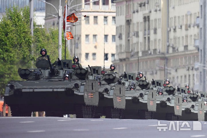 [모스크바=AP/뉴시스] 7일(현지 시간) 러시아군 BMP-2 장갑차량이 모스크바에서 9일 열릴 2차대전 전승절 80주년 열병식 예행 연습을 하고 있다.시진핑 중국 국가주석 등 27개국 정상이 참석하는 가운데 우크