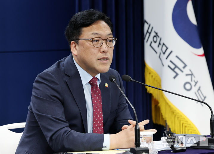 [서울=뉴시스] 배훈식 기자 = 김병환 금융위원장이 7일 오전 서울 종로구 정부서울청사에서 정례 기자간담회를 하고 있다.2025.05.07.