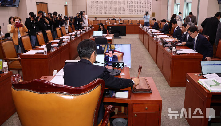 [서울=뉴시스] 권창회 기자 =7일 서울 여의도 국회에서 열린 법제사법위원회 전체회의에서 정청래 법사위원장이 의사봉을 두드리고 있다.2025.05.07.
