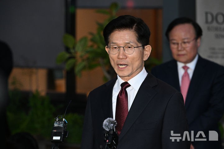 <b>김문수</b> "지도부, <b>강제 단일화</b> 손 떼라…15~16일 여론조사 통해 <b>단일화</b>하...