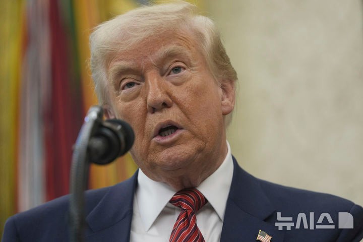 [워싱턴=AP/뉴시스]도널드 트럼프 미국 대통령이 7일(현지 시간) 백악관 집무실에서 데이비드 퍼듀 주중미국대사 선서식을 진행한 후 발언하고 있다.2025.05.08.