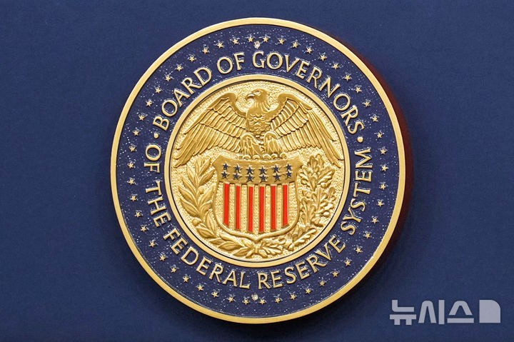 [워싱턴=AP/뉴시스]미국 연방준비제도(Fed·연준)가 연방공개시장위원회(FOMC) 정례회의 후 기준금리를 4.25~4.5%로 동결한다고 밝힌 7일(현지 시간) 미국 워싱턴DC 연준 청사에 로고 모습.2025.05