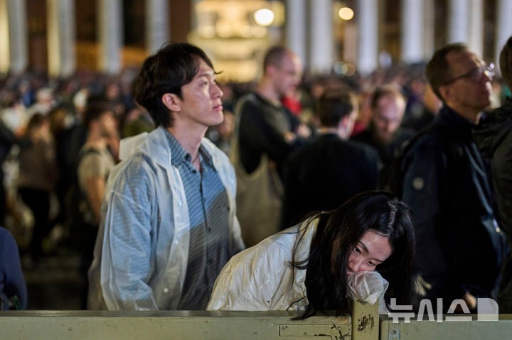 [바티칸=AP/뉴시스] 7일(현지 시간) 바티칸 시스티나 성당에서 제267대 교황을 선출하는 콘클라베가 열린 가운데 시민들이 교황 선출 소식을 기다리고 있다.2025.05.08.