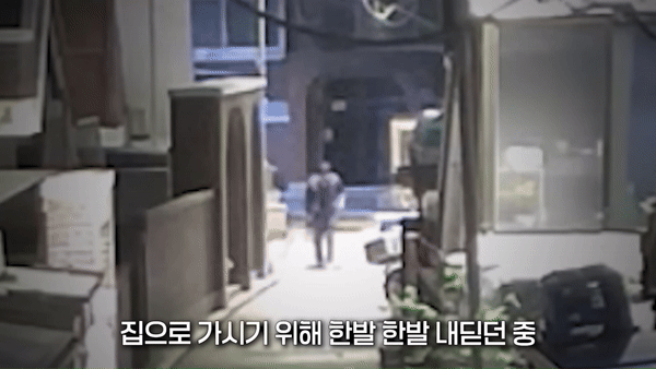 [서울=뉴시스] 파킨슨병을 앓는 노인이 길거리에서 갑자기 걸음을 멈춘 가운데 경찰관들이 이 노인을 직접 업고 귀가시켰다.(영상=대한민국 경찰청 유튜브 갈무리) *재판매 및 DB 금지
