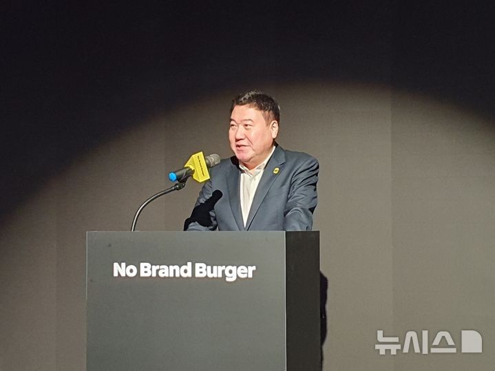 [서울=뉴시스] 강승협 신세계푸드 대표는 8일 오전 서울시 코엑스 스튜디오 195에서 기자간담회를 갖고 노브랜드 버거 신규 가맹 모델을 발표하고 있다.