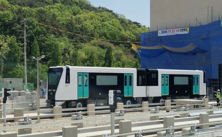 [부산=뉴시스] 부산교통공사가 8일 오전 양산선 시운전 운행을 위해 양산선 차량기지에 1개 편성 경전철 전동차를 처음으로 반입하고 있다.(사진=부산교통공사 제공) 2025.05.08.