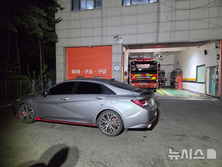 [김포=뉴시스] 정일형 기자 = 김포시 양촌119안전센터 앞에 한 승용차가 불법 주차된 채 방치돼 있다.(사진= 김포소방서 제공)