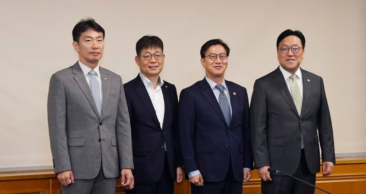 [서울=뉴시스] 김범석 기획재정부 장관 직무대행이 8일 오전 서울 중구 은행회관에서 열린 '거시경제금융현안간담회'에 앞서 기념촬영 하고 있다.왼쪽부터 이복현 금융감독원장,유상대 한국은행 부총재,<a href=