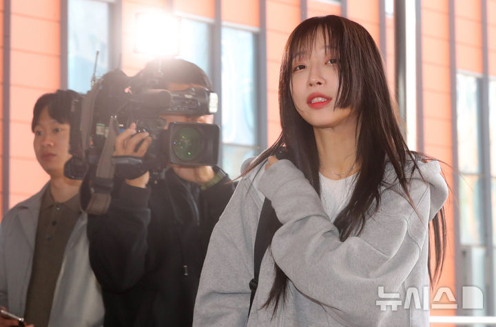 [서울=뉴시스] 김혜진 기자 = 먹방 유튜버 쯔양(본명 박정원)이 8일 오전 김세의 가로세로연구소(가세연) 대표 고소 관련 고소인 조사를 받기 위해 서울 강남구 강남경찰서로 출석하고 있다.2025.05.08.ji