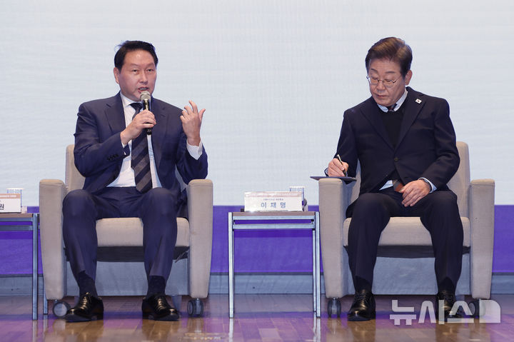[서울=뉴시스] 국회사진기자단 = 최태원(왼쪽) 대한상공회의소 회장이 8일 오전 서울 중구 대한상공회의소에서 열린 이재명(오른쪽) 더불어민주당 대선후보 초청 경제5단체장 간담회에서 정책 제언을 하고 있다.2025.