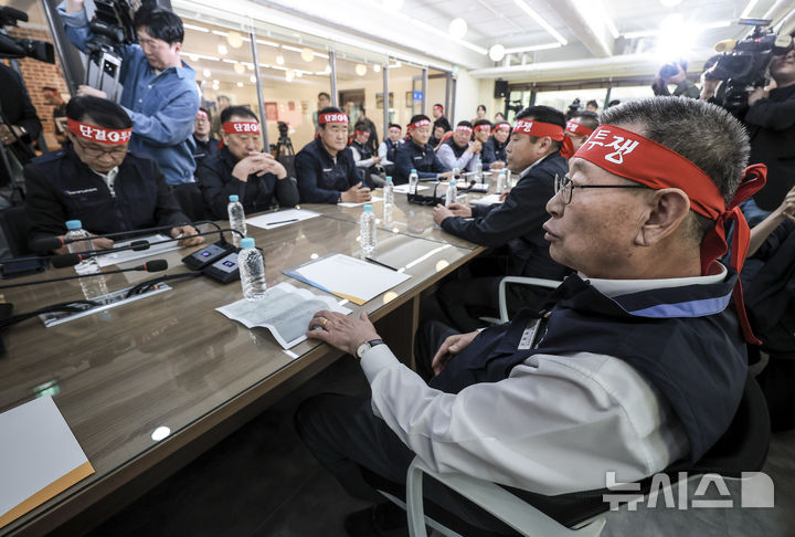 [서울=뉴시스] 정병혁 기자 = 박점곤 전국자동차노동조합연맹 서울시버스노동조합 위원장이 8일 서울 서초구 전국자동차노동조합연맹에서 열린 전국자동차노동조합연맹 대표자 회의에서 발언하고 있다.2025.05.08.jh
