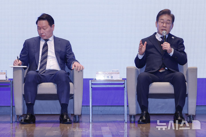 [서울=뉴시스] 국회사진기자단 = 이재명(오른쪽) 더불어민주당 대선후보가 8일 서울 중구 대한상공회의소에서 열린 대선후보 초청 경제5단체장 간담회에서 발언하고 있다.왼쪽은 최태원 대한상의 회장.2025.05.08