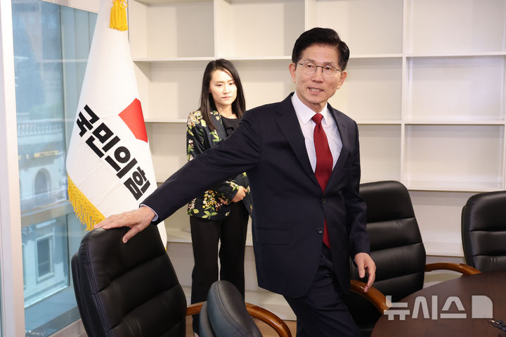 [서울=뉴시스] 권창회 기자 = 김문수 국민의힘 대선 후보가 8일 서울 여의도 국민의힘 중앙당사에 마련된 대통령 후보실에 방문해 내부를 둘러보고 있다.2025.05.08.