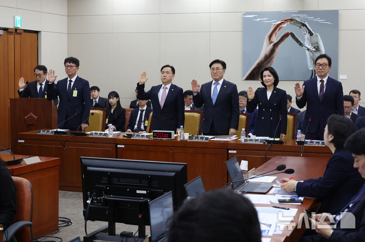 [서울=뉴시스] 고승민 기자 = 8일 서울 여의도 국회에서 열린 과학기술정보방송통신위원회 전체회의 SK텔레콤 해킹 관련 청문회에서 유영상 SKT 사장 등 증인들 증인선서를 하고 있다.2025.05.08.kkssm