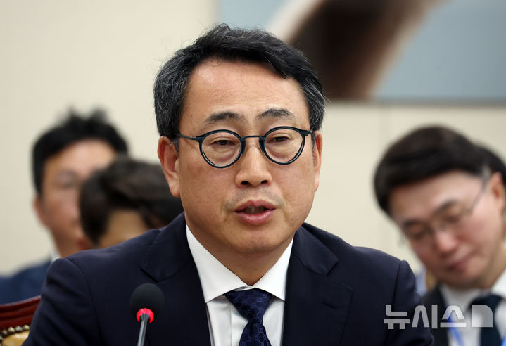[서울=뉴시스] 고승민 기자 = 8일 서울 여의도 국회에서 열린 과학기술정보방송통신위원회 전체회의 SK텔레콤 해킹 관련 청문회에서 유영상 SKT 사장이 의원 질의에 답하고 있다.2025.05.08.kkssmm99