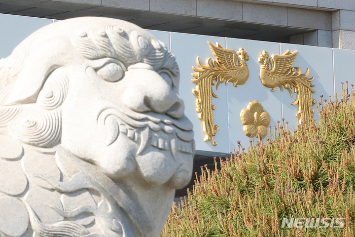 [서울=뉴시스] 조수정 기자 = 서울 용산 대통령 집무실 청사에 대통령을 상징하는 봉황 장식이 걸려 있다.(공동취재사진) 2022.05.09.