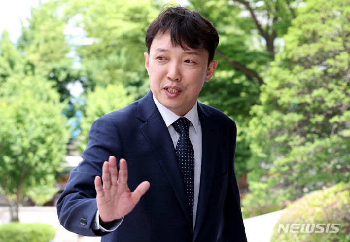[서울=뉴시스] 추상철 기자 = 전직 대기업 임원으로부터 리조트 접대를 받고 자녀 교육을 위해 위장전입한 혐의를 받는 이정섭 대전고등검찰청 검사의 재판이 9일 시작된다.사진은 이 검사.2024.05.28.scc