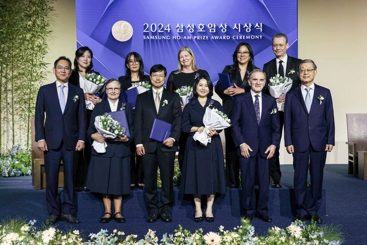 [서울=뉴시스]삼성호암상 수상자들과 행사 참석자들이 5월31일 서울신라호텔 다이너스티홀에서 열린 '2024 삼성호암상 시상식'에서 기념 촬영을 하고 있다.(앞줄 왼쪽부터) 이재용 삼성전자 회장,<a href=