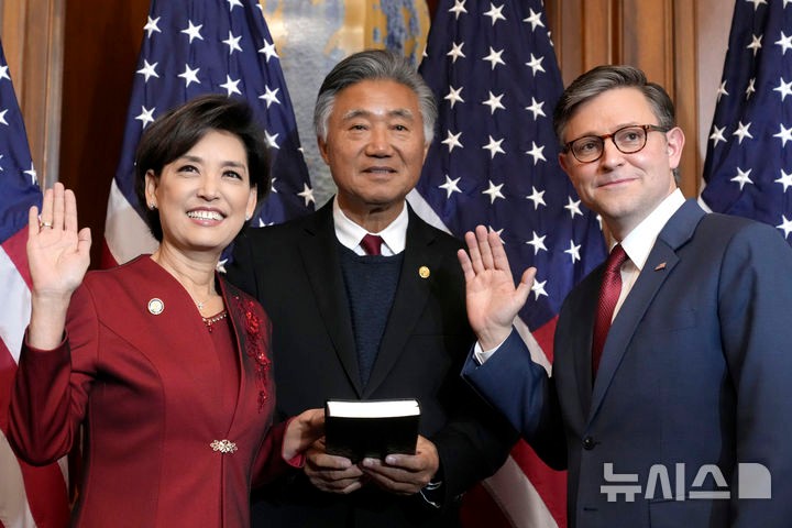 [워싱턴=AP/뉴시스] 사진은 영 김(왼쪽·공화당·캘리포니아) 하원의원이 지난 1월3일(현지시각) 워싱턴 국회의사당 레이번룸에서 마이크 존슨(공화당·루이지애나주) 미 하원의장 앞에서 선서하며 포즈를 취하는 모습.2