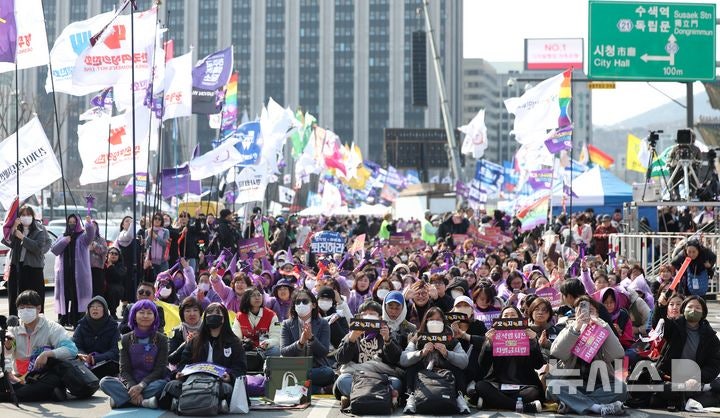 "尹정부서 <b>성평등</b> 퇴행…'젠더갈등' 벗어나 고용·돌봄<b>격차</b> 해소해야"