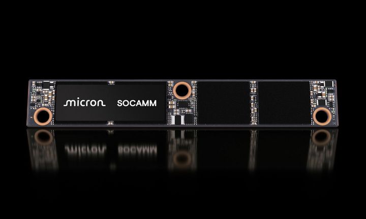 [서울=뉴시스]마이크론은 18일(현지시간) 보도자료를 통해 업계 최초로 LPDDR5X 'SOCAMM'의 양산에 들어간다고 밝혔다.(사진=마이크론 제공)  *재판매 및 DB 금지