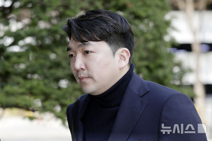 [서울=뉴시스] 최동준 기자 = 기업회생절차를 신청한 최형록 발란 대표가 3일 서울 서초구 서울회생법원에서 열린 심문기일에 출석하고 있다.2025.04.03.