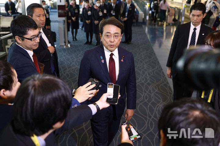 [도쿄=AP/뉴시스] 일본 무역 협상단을 이끄는 아카자와 료세이 경제재생상이 지난달 16일 도쿄 하네다 국제공항에서 출국길 만난 취재진과 기자회견 하고 있다.2025.05.09.