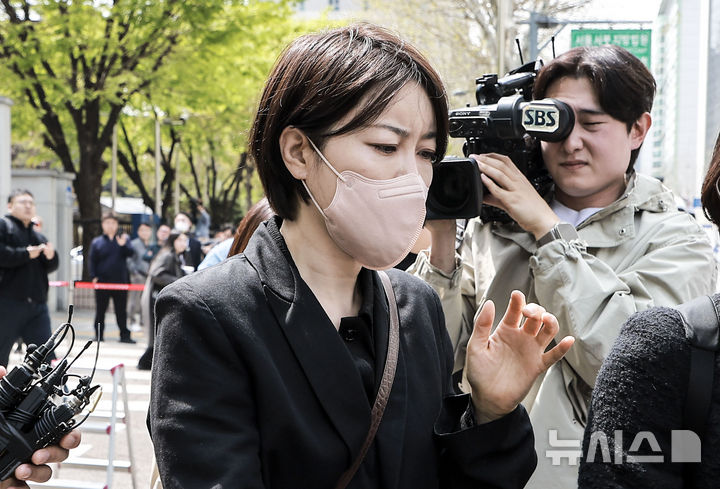 [서울=뉴시스] 정병혁 기자 = 음주운전 및 불법 숙박업 혐의로 재판에 넘겨진 문재인 전 대통령의 딸 문다혜 씨가 지난달 17일 서울 마포구 서울서부지방법원에서 열린 1심 선고기일을 마친 뒤 법원을 나오고 있다.이