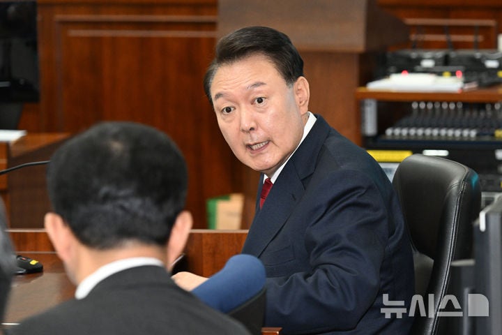 尹 직권남용 공소장…"軍에 의무 없는 '<b>의원 끌어내기</b>' <b>지시</b>"