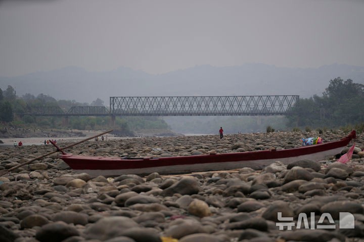 [잠무(인도)=AP/뉴시스] 인도 당국이 파키스탄과의 긴장이 고조됨에 따라 차단했던 인더스강 지류 댐 수문을 8일(현지 시간) 다시 열였다.사진은 지난 5일 당국의 댐 수문 차단 조치로 말라버린 체나브강 강바닥에 